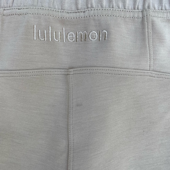 Lululemon Soft ambitious, high-rise shorts with pockets - Picture 5 of 5